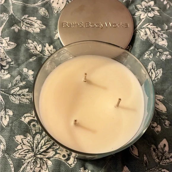 NEW Sweetest Song Scented Candle 3-Wick 🩷 ( No Box) - Picture 2 of 5